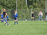 Laatste training S.K.N.W.K. JO10-1 (partijtje tegen de ouders) van woensdag 22 mei 2024 (54/133)